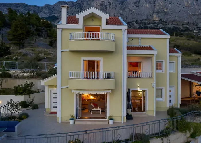 Lilly * Podgora (Split-Dalmatia)