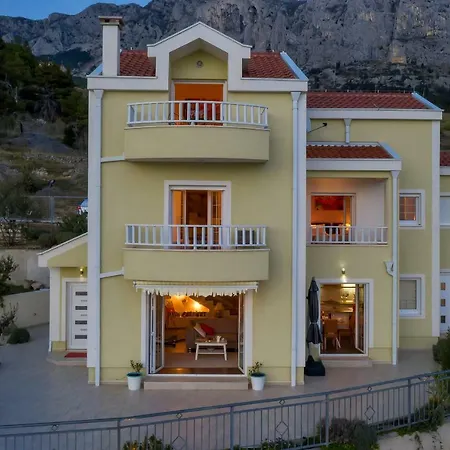 Lilly * Podgora (Split-Dalmatia)